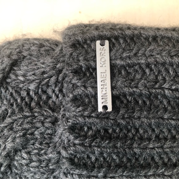 MICHAEL KORS Women's Cuffed Beanie with Michael Kors Emblem - Picture 6 of 9